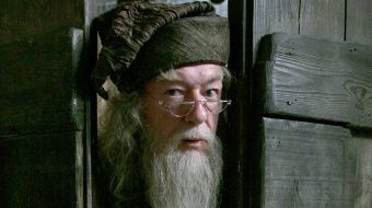 To już pewne: ten aktor zagra Dumbledore’a w serialu 